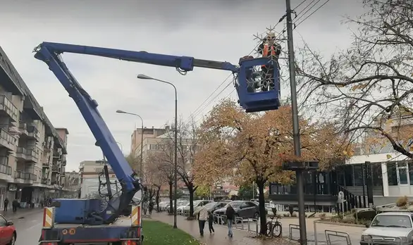 Počelo postavljanje novogodišnje rasvete u Zaječaru: Skoro 8 miliona dinara za četiri godine potrošeno za rasvetu