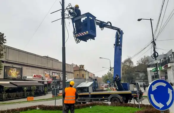 U toku postavljanje novogodišnje rasvete: Uskoro aktiviranje ukrasa