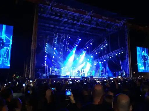 Spektakl je otpočeo: Bili Ajdol započeo je svoj nastup u Zaječaru!