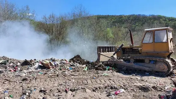 Gradsku deponiju u Halovu rano jutros zahvatio je požar - ekipe su na terenu