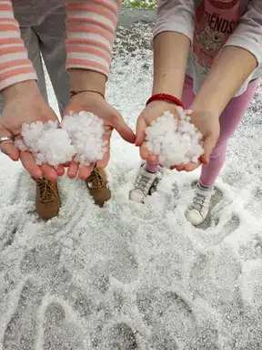 Bašte i polja zabelela se od grada: Za manje od deset minuta do članaka u ledu