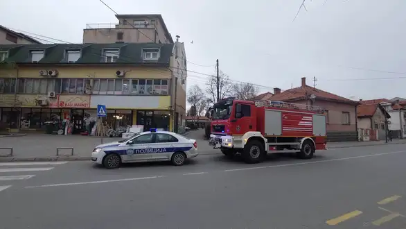Lažna uzbuna: Stanari zgrada evakuisani zbog opasnosti od eksplozije, proverom utvrđeno da je u pitanju lažna uzbuna