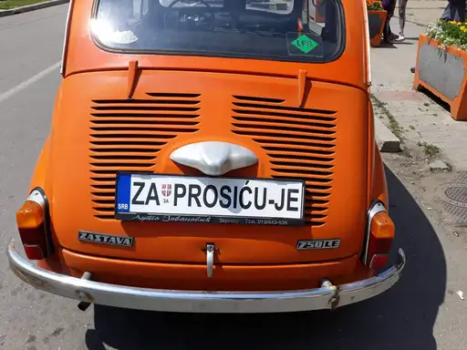 Neobična prosidba u srcu Zaječara: Uz "Fiću" i gitaru