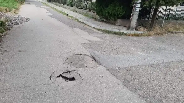 Prijavi problem: Neobeležena rupa u ulici Lole Ribara