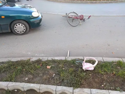 Saobraćajna nezgoda u centru: Automobil oborio ženu sa detetom