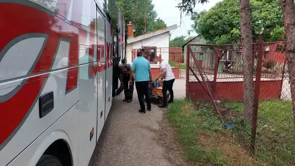 Radnici zaječarskog javnog preduzeća tovare sendviče u gepek autobusa i kreću put Beograda?!