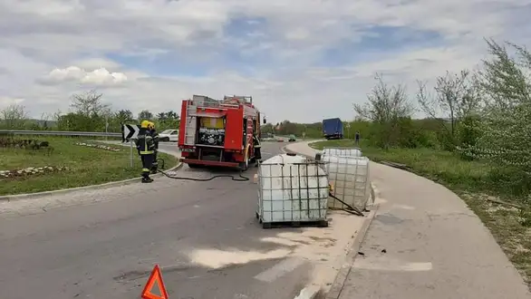 Saobraćajna nezgoda na kružnom toku: iskliznuli kanisteri sa tečnošću!