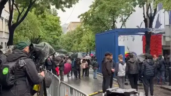 Počelo obeležavanje godišnjice masovnog ubistva u Ribnikaru, na ulazu u školu „veo plača“