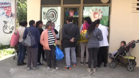 Podela školskog pribora i garderobe u prostorijama Društva Roma