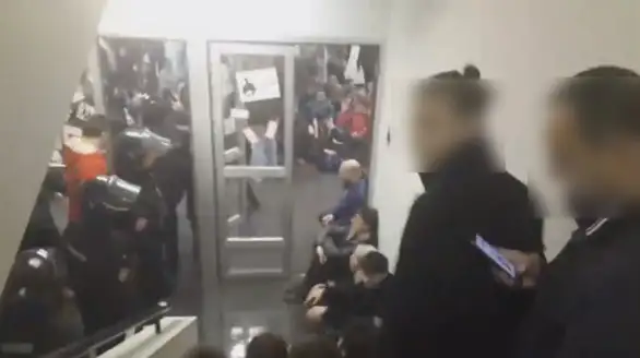 "1 od 5 miliona“ u Beogradu: Građani ušli u zgradu RTS-a (VIDEO)