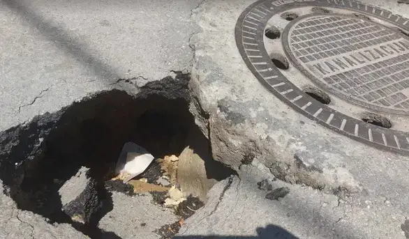 Zbog propadanja asfalata u Dubrovačkoj ulici otvorila se velika rupa