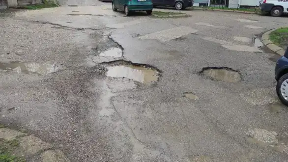 Opasne rupe u naselju “Kraljevica”: Uzbudljivo je imati safari doživljaj vozeći se kroz grad, ali...