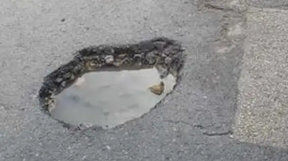 Prošlo je četiri godine od Ničićevog obećanja da će se srediti ulica Hajduk Veljkova od ostrvceta do Vražogrnačke rampe: Građani kažu da su se na putu otvorili krateri