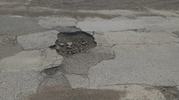 Asfaltna masa skuplja - rupe još veće