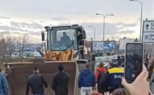 Nova.rs: Uhapšen muškarac sa snimka koji je zaustavio naprednjake u bageru