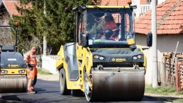 Asfaltiranjе u Vražogrncu, na dеonici puta Salaš-Glogovica, Glogovica-Dubočanе...