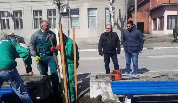 Salaš obogaćen mladim sadnicama javora: Opet selektivno pozivanje novinara