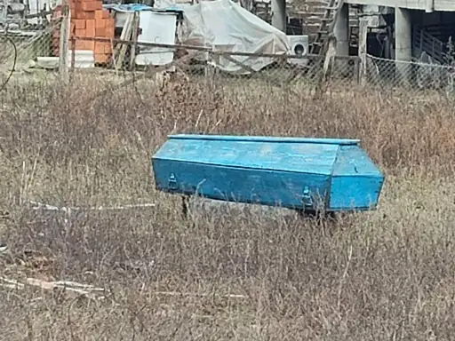 Misterija nedaleko od Felix Romulijane. Ko je ostavio plavi mrtvački sanduk u njivi?