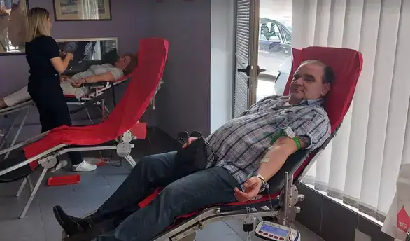 Na današnjoj akciji dobrovoljnog davanja krvi sakupljeno 36 jedinica: Saša Nikolić 100. put dao krv
