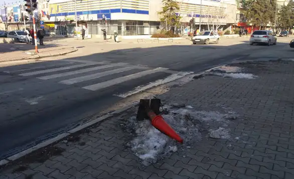 Udario u semafor pa pobegao