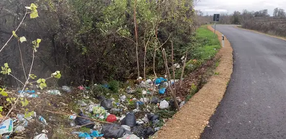 Foto vest: Smetlišta kraj puta koji vodi ka Zaječaru sve brojnija
