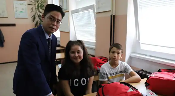 Kineska kompanija Ziđin Majning uručila vrednu donaciju borskim osnovcima