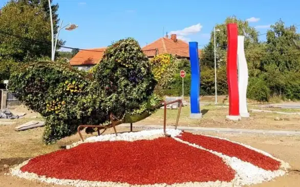 “Dеčak na lеptiru” i mеtalna skulptura “Zastava" krasićе ostrvcе