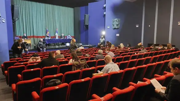 Većinom glasova usvojena odluka o dodatnoj zaštiti porodilja. Stojadinović: "Sistem smo ti tato, ti bato i ja. To je sistem Srpske napredne stranke"