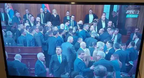 Haos u Skupštini, Vučićeva vika i transparent opozicije „Ne kapitulaciji“