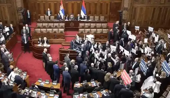 Poslanici opozicije istakli transparente: „Pokrali ste izbore“, „Lopovi vratiti mandate“ i „Kosovo je Srbija“