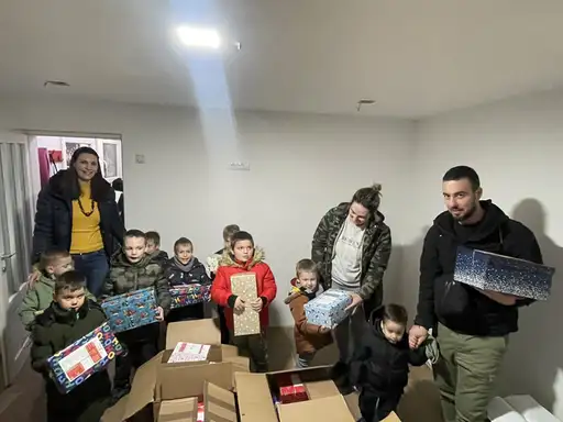 „Poletarac” obradovao decu novogodišnjim paketićima