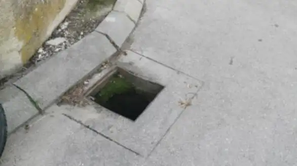 Opasnost: Ukraden poklopac slivnika na uglu Kostolačke i Podgoričke ulice