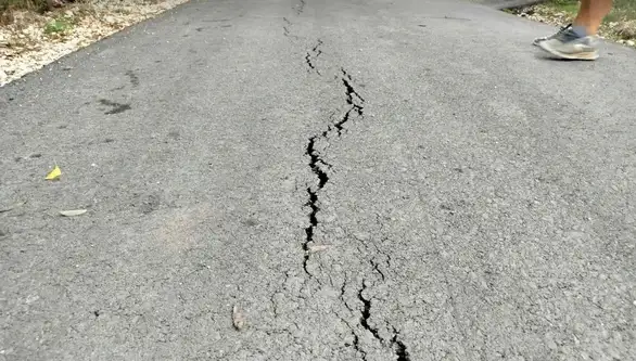 "Napredni asfalt" u Šljivaru pored Zaječara izdržao dva meseca: Put se već raspada (FOTO, VIDEO)