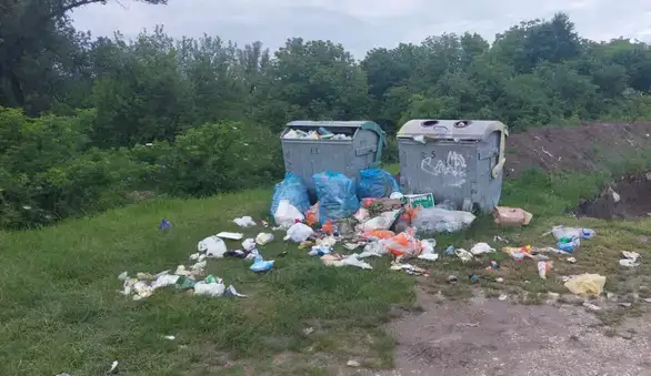 Naš grad, čist grad: Opet razbacano smeće na Vanjinom jazu