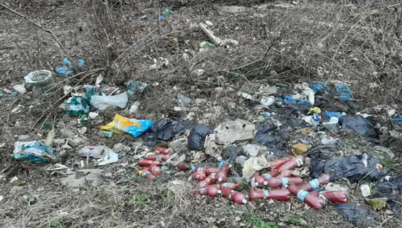 Smetlište i kod nadvožnjaka pored fabrike Kablova