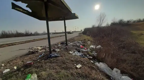 Autobusa nema, ali smeća ima na pretek!