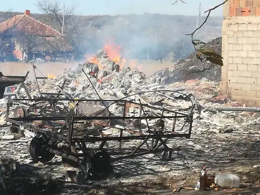 Savladan požar u ataru Velikog Izvora: Vatrena stihija pretila da proguta više objekata