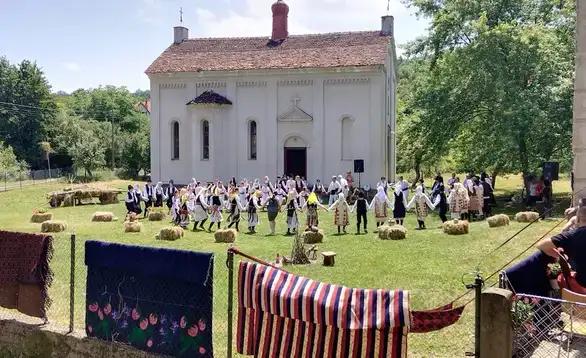 U Planinici održan „Spasovdanski sabor“: Najbolji u bacanju kamena s ramena Neli Nikolić, u nadvlačenju konopca ekipa ,,Spasovdanci", a u preskakanju lastiša najbolje su Lana i Jana Živković