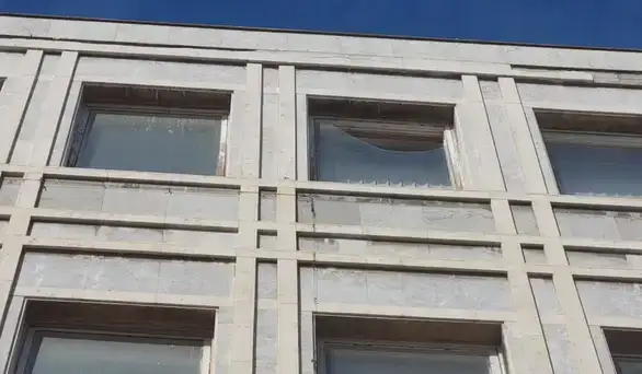 Sa nekadašnje zgrade "Komiteta" palo je staklo i oštetilo parkirano vozilo