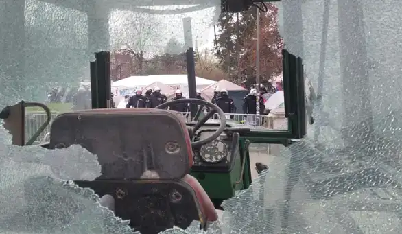 Pionirski park: Policija bez štitova, šatori napušteni, tek poneki civil