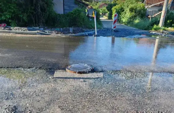Pukla vodovodna cev na uglu ulice Stanoja Gačića i Olimpijske, a ulica asfaltirana pre par dana
