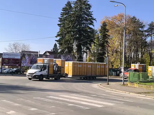 Stižu toaleti za Vučićev skup u Negotinu: Skup politički i fiziološki — savršeno obezbeđen