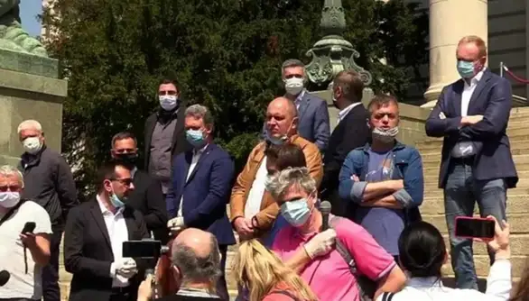 Deo opozicije tokom policijskog časa na stepenicama Skupštine: Protest protiv „velikog zatvora“, duplih standarda i podela