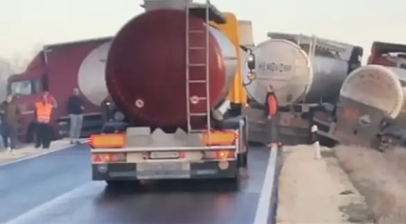 Saobraćajna nezgoda kod skretanja za Sovinac: Učestvovala tri teretna i jedno putničko vozilo