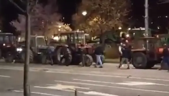 Traktori oko Pionirskog parka, okružili kamp „studenata koji žele da uče“