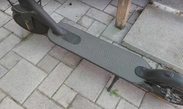 Uvode se pravila za vozače električnih trotineta: Zabranjene slušalice, obavezni kaciga i prsluk