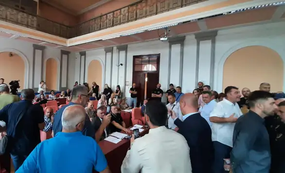 Uz pomoć obezbeđenja i prebijanja odbornika opozicije konstituisana nova vlast u Zaječaru