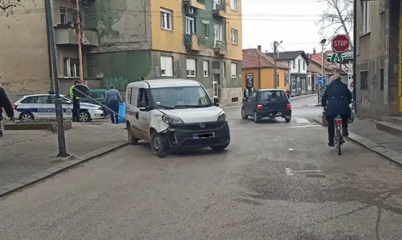 Saobraćajna nezgoda na uglu ulica Generala Gambete i Kursuline