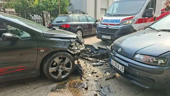 Nadležni ignorišu upozorenja: Još jedna nezgoda na uglu Vojvode Mišića i Makedonske