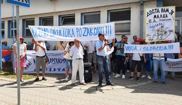 Protest ispred vodovoda: "Mi više nijednog našeg kolegu ne damo"; Šarčević: "Cilj današnjeg protesta pritisak na sudstvo i komisiju za postavljenje direktora JKP Vodovod"